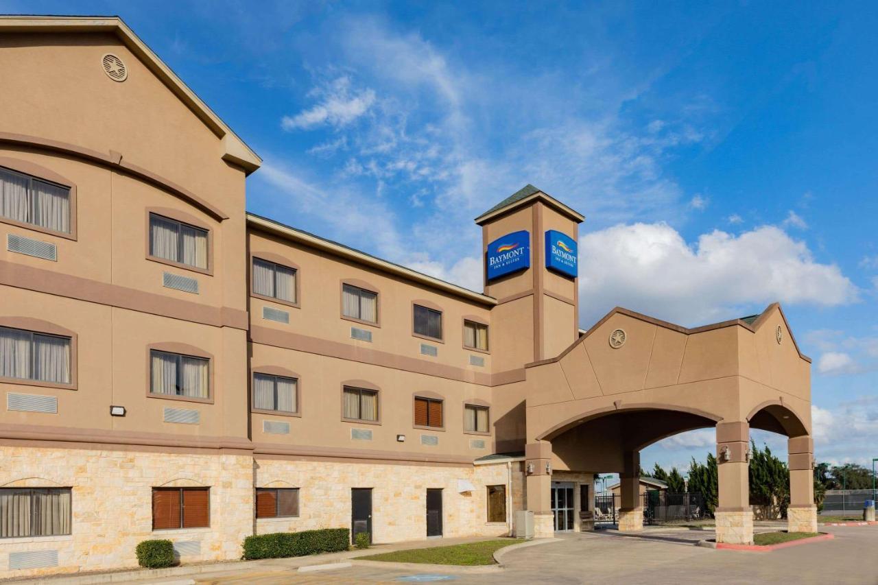 Baymont By Wyndham Cuero Hotell Exteriör bild